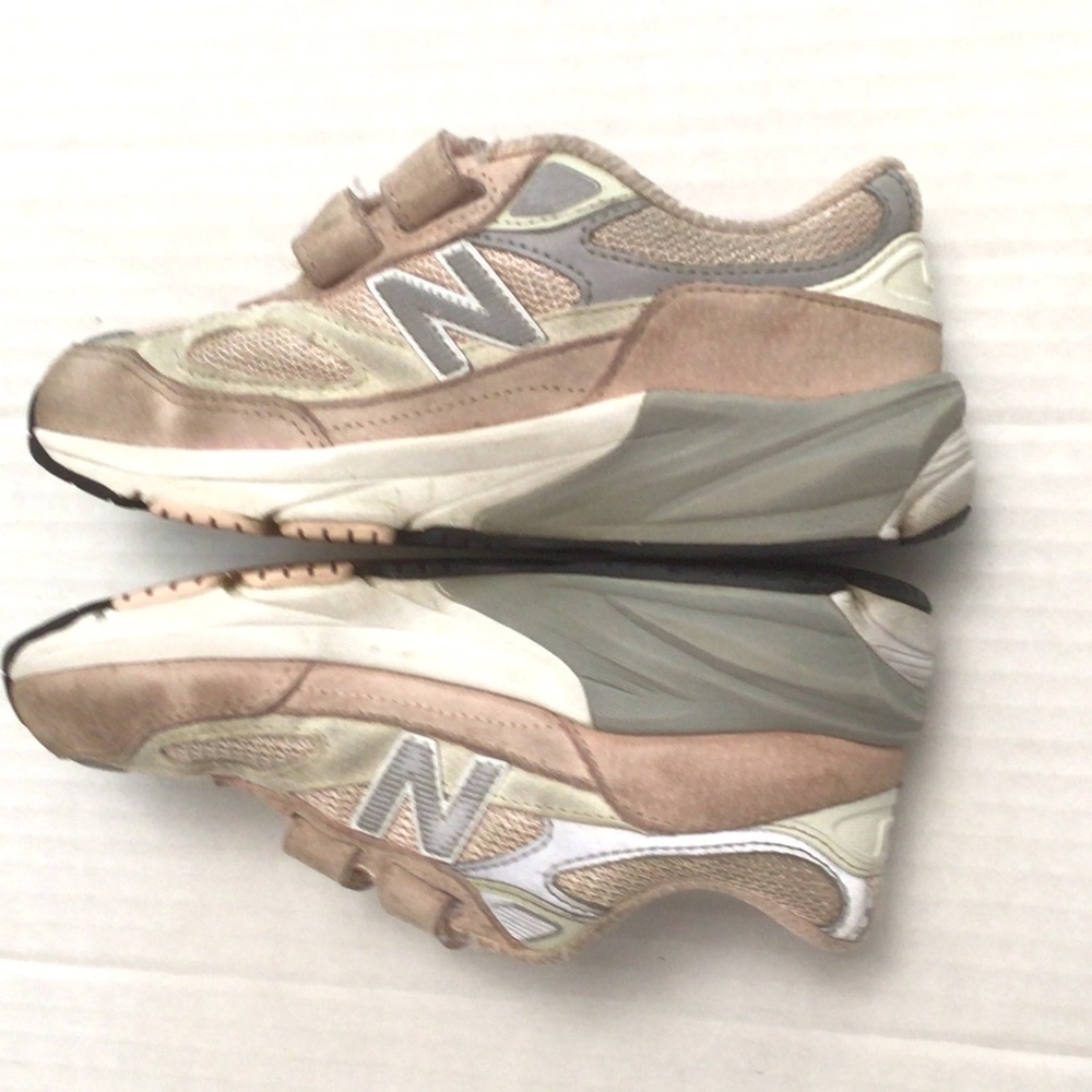 New Balance Sneakers $10 or BEST OFFER - Picture 5 of 7